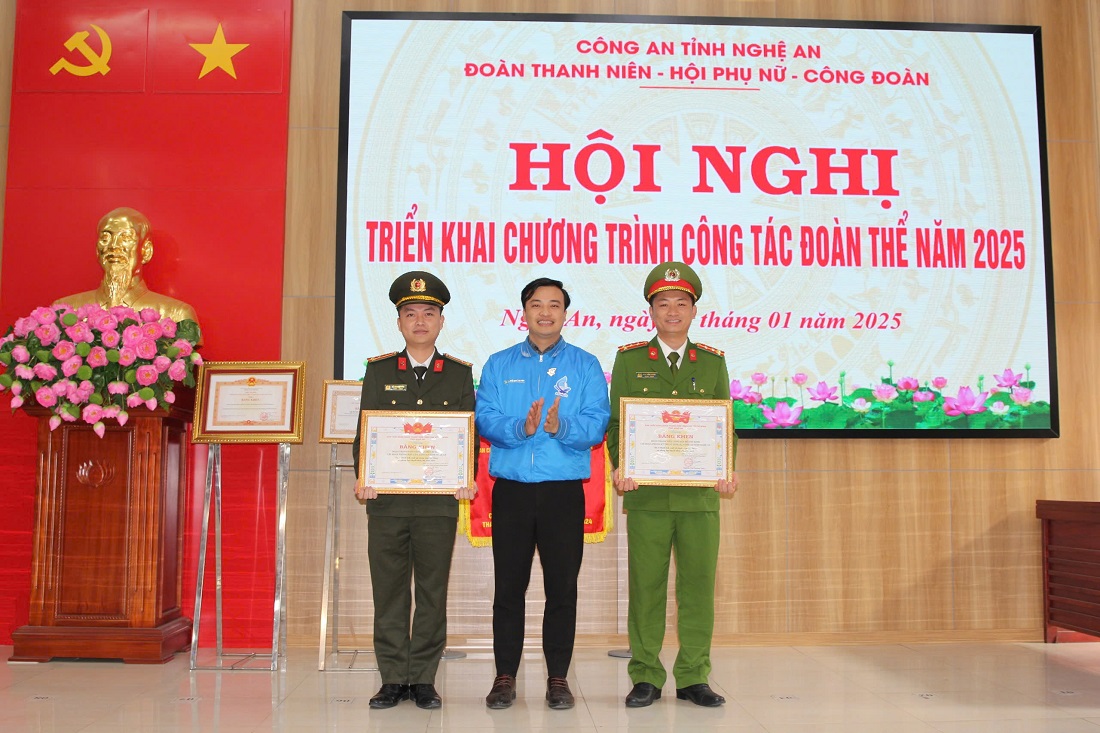 Đồng chí Chu Quang Huy, Ủy viên ban chấp hành tỉnh đoàn trao Bằng khen của Trung ương Đoàn Thanh niên Cộng sản Hồ Chí Minh cho các tập thể, cá nhân có thành tích xuất sắc