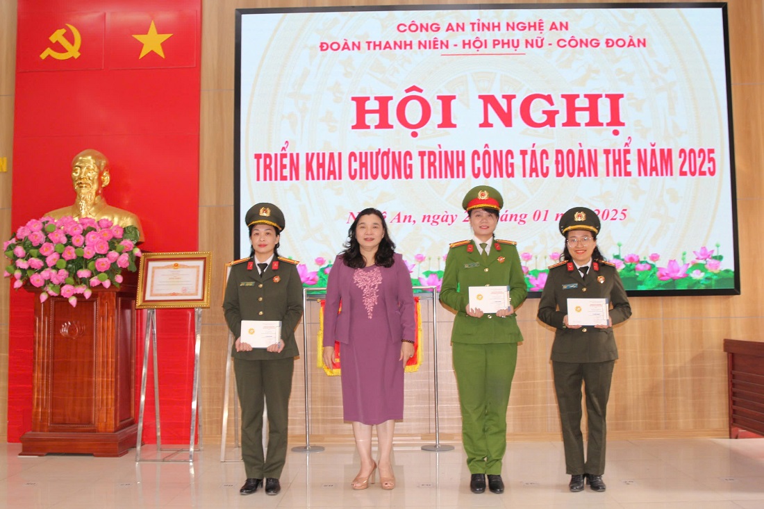 Đồng chí Lê Thị Hương Giang, Phó Chủ tịch Thường trực Hội Liên hiệp phụ nữ tỉnh trao Bằng khen Trung ương Hội Liên hiệp phụ nữ tỉnh và kỷ niệm chương “Vì sự phát triển của phụ nữ Việt Nam” của Trung ương Hội Liên hiệp phụ nữ Việt Nam cho các tập thể và cá nhân có thành tích xuất sắc