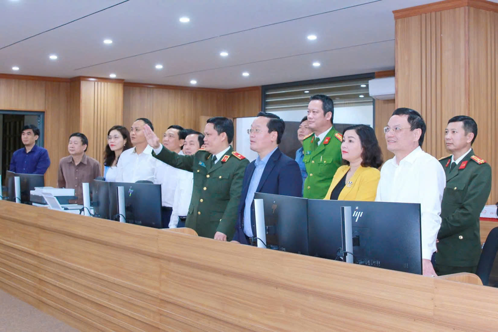 Các đại biểu tham quan Hệ thống camera giám sát an ninh đặt tại Trung tâm chỉ huy Công an tỉnh