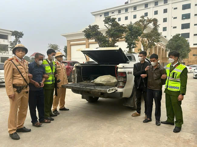 02 đối tượng mua bán 35 kg ma túy tổng hợp và 04 bánh hêrôin bị Công an thành phố Vinh phối hợp với các đơn vị bắt giữ