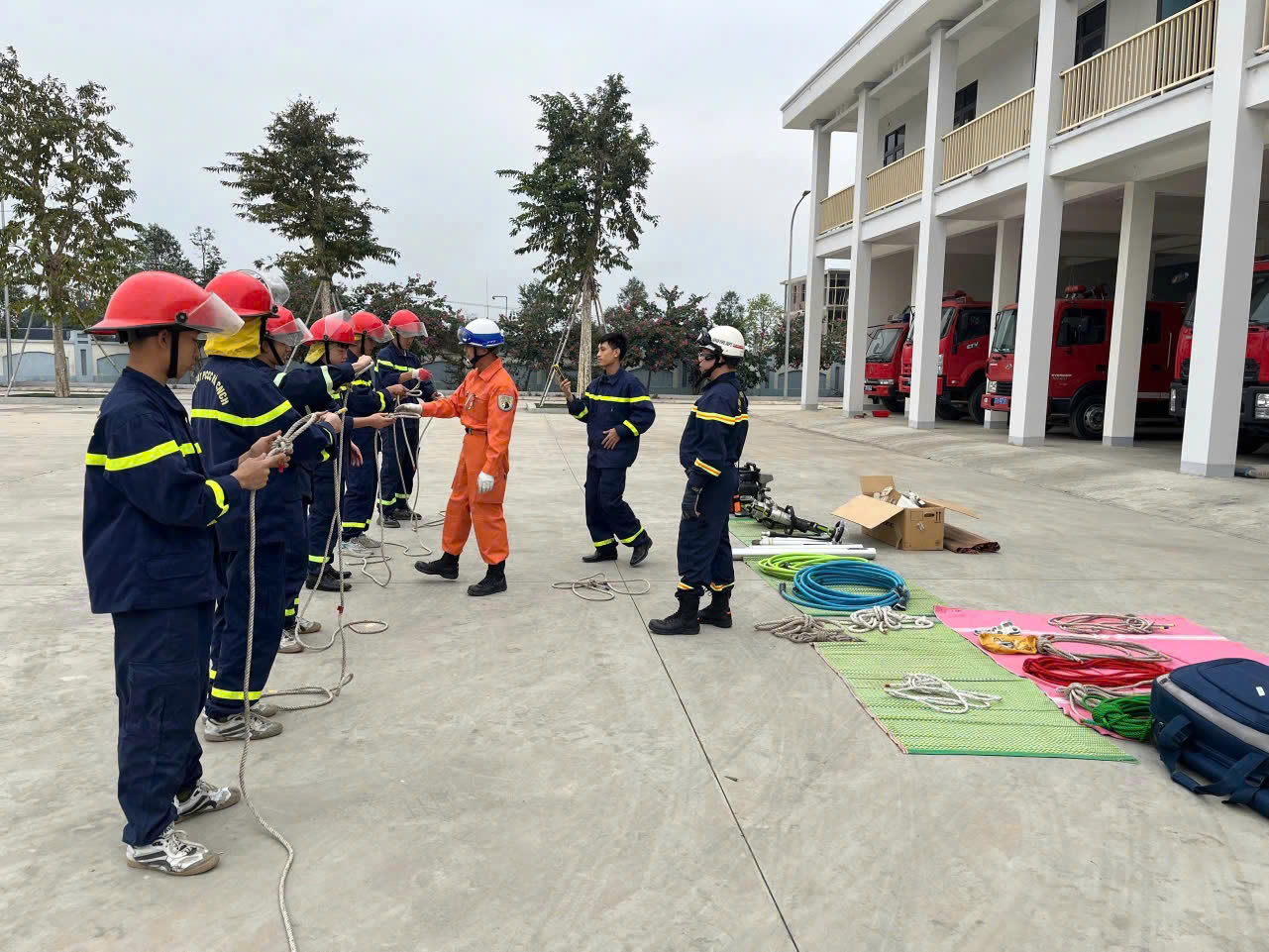 Đoàn công tác của các chuyên gia Nhật Bản khảo sát công tác vận hành, sử dụng xe chữa cháy; hướng dẫn nghiệp vụ tại Phòng Cảnh sát PCCC&CNCH Công an tỉnh 