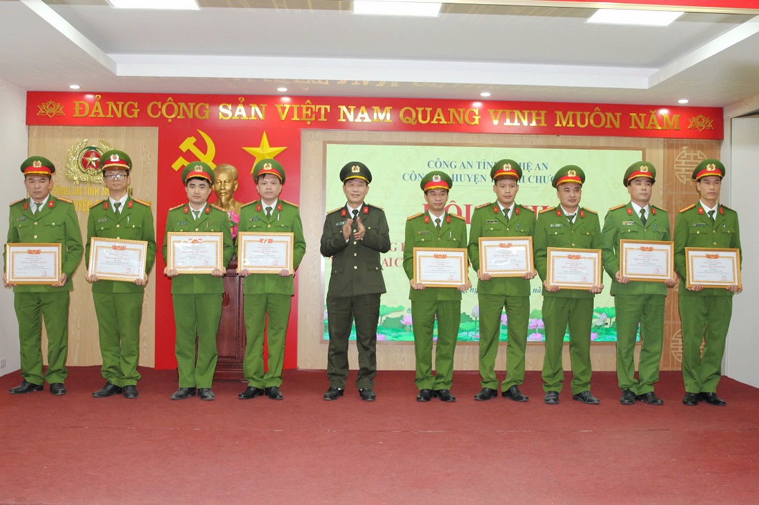 Đồng chí Đại tá Lê Văn Thái, Phó Giám đốc Công an tỉnh trao danh hiệu “Đơn vị Quyết thắng” tặng các tập thể