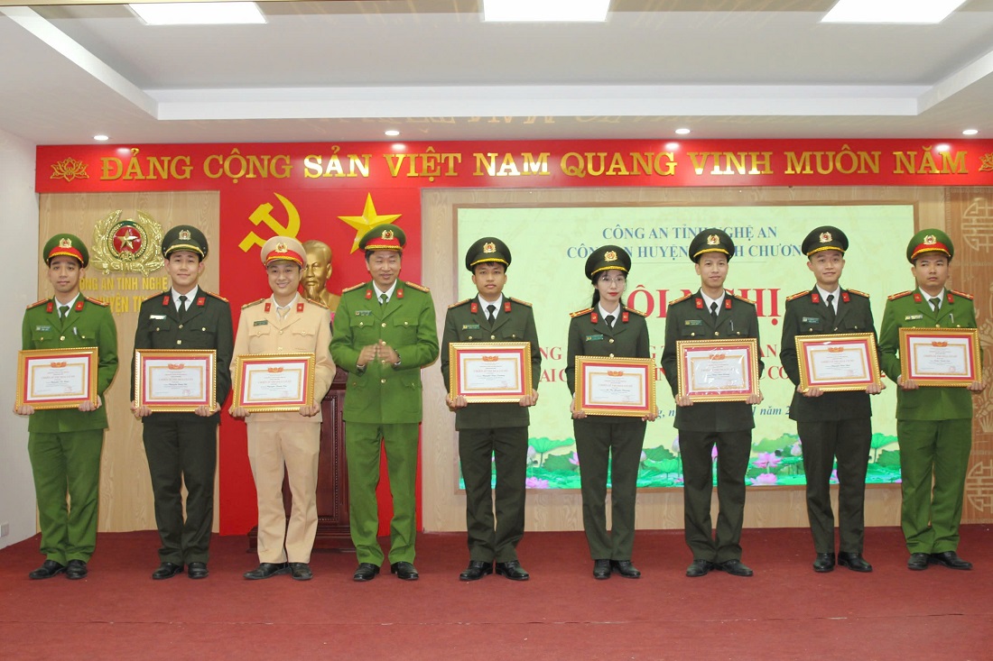 Đồng chí Đại tá Lê Văn Thái, Phó Giám đốc Công an tỉnh trao danh hiệu “Chiến sĩ thi đua cơ sở” tặng các cá nhân