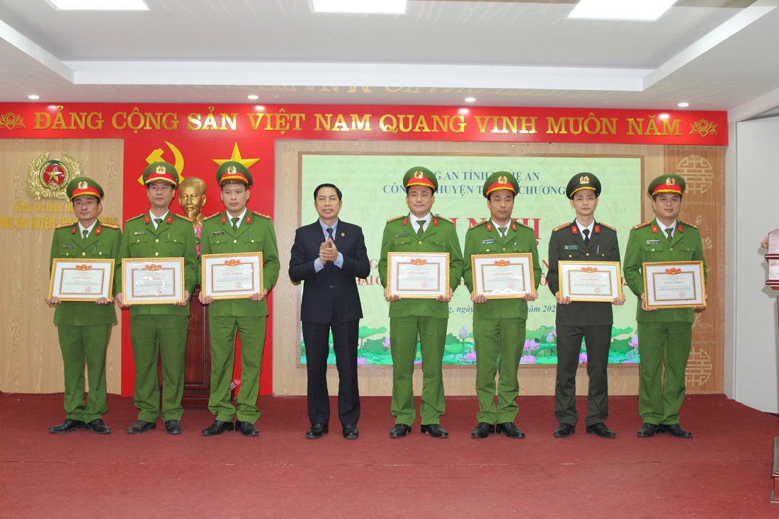 Đồng chí Nguyễn Hải Dương, Bí thư Huyện uỷ trao Giấy khen tặng các cá nhân có thành tích xuất sắc trong công tác, chiến đấu