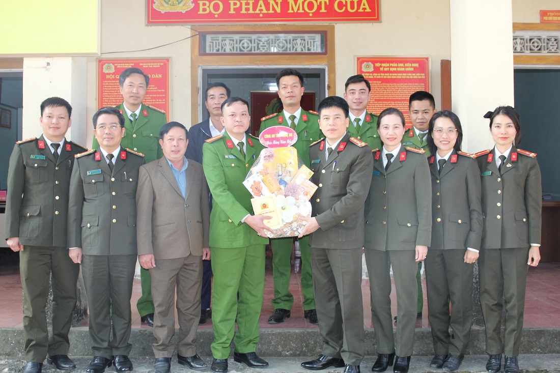 Đồng chí Đại tá Trần Hồng Quang, Phó Giám đốc Công an tỉnh tới thăm, tặng quà động viên cán bộ, chiến sỹ Công an xã Ngọc Sơn (Thanh Chương) để CBCS yên tâm làm tốt công tác đảm bảo ANTT dịp Tết Nguyên đán