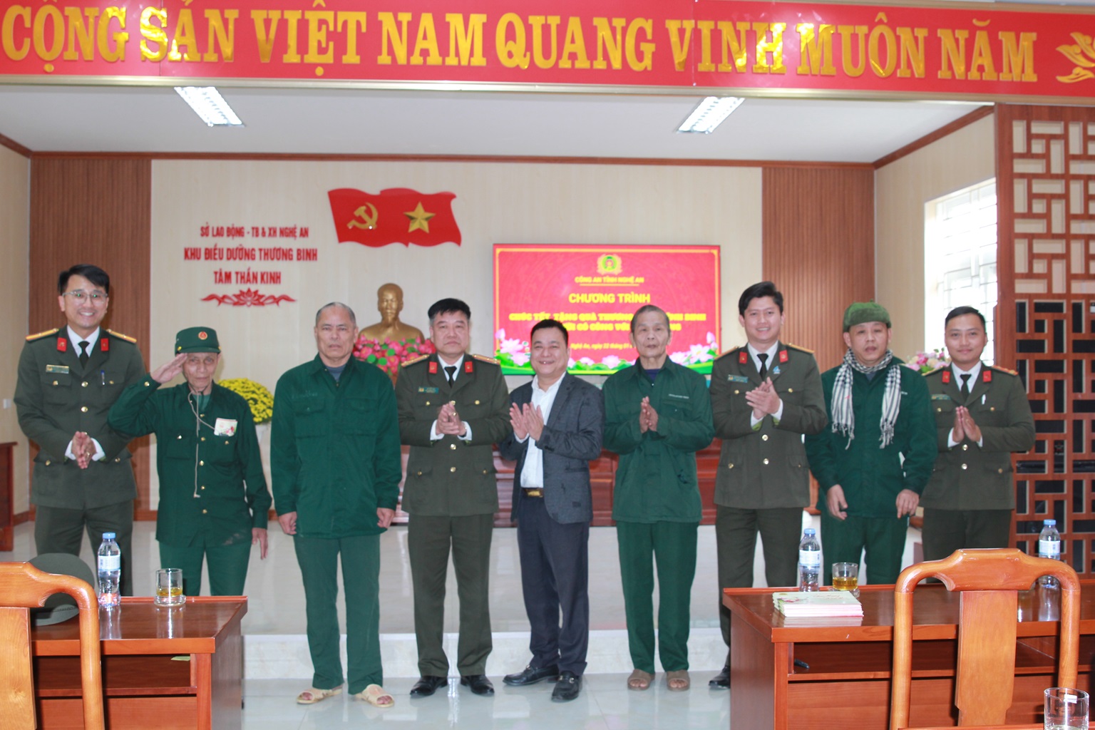Buổi lễ trao quà tại Trung tâm Điều dưỡng thương binh diễn ra trong không khí ấm cúng, ý nghĩa