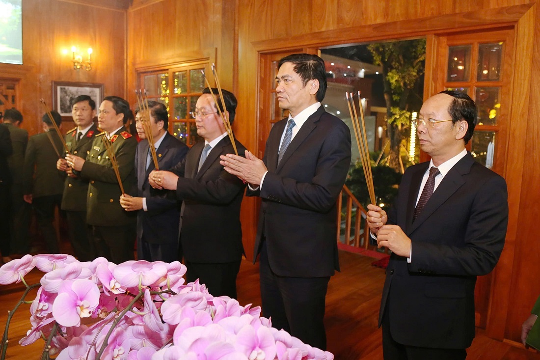 Trước đó, đồng chí Bí thư Tỉnh ủy cùng Lãnh đạo tỉnh đã dâng hoa, dâng hương dâng hương tưởng nhớ công lao to lớn của Chủ tịch Hồ Chí Minh tại Nhà tưởng niệm Người trong khuôn viên Công an tỉnh