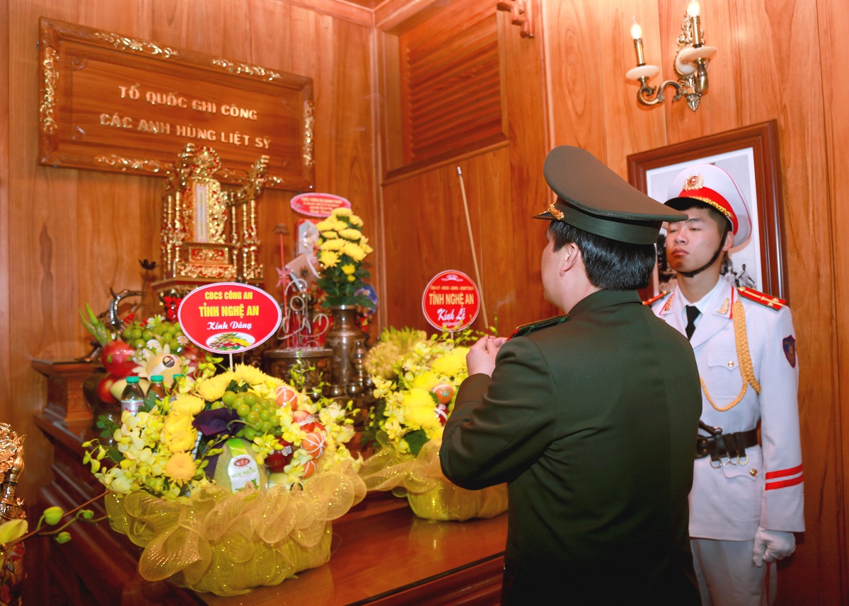Đồng chí Thiếu tướng Bùi Quang Thanh - Ủy viên Ban Thường vụ Tỉnh ủy, Bí thư Đảng ủy, Giám đốc Công an tỉnh dâng hương tưởng nhớ công lao to lớn của các anh hùng liệt sỹ đã anh dũng hy sinh vì sự nghiệp đấu tranh giải phóng dân tộc, thống nhất đất nước