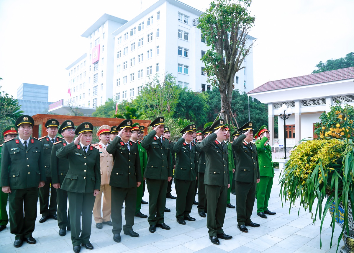 Lực lượng Công an Nghệ An nguyện hứa không ngừng học tập, làm theo tư tưởng, đạo đức, phong cách của Người; mang hết tâm sức, trí tuệ phụng sự Tổ quốc, phục vụ Nhân dân