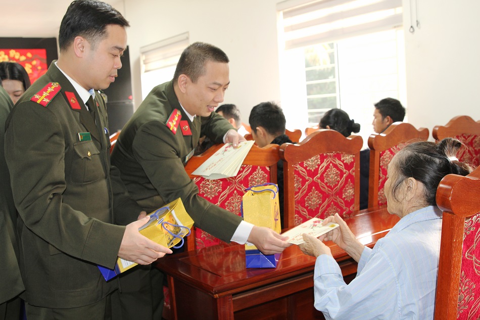 Đoàn công tác ân cần thăm hỏi, động viên và tặng quà các bệnh nhân có hoàn cảnh khó khăn đang điều trị tại Bệnh viện Ung bứu