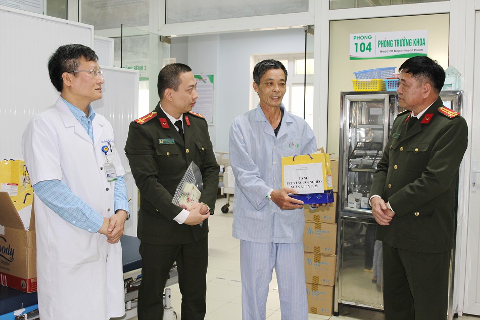 Những suất quà Tết là tình cảm sẻ chia, lan tỏa tình yêu thương, nhằm động viên các bệnh nhân có thêm niềm tin và tiếp thêm cho họ sự lạc quan và mạnh mẽ để chiến đấu với bệnh tật