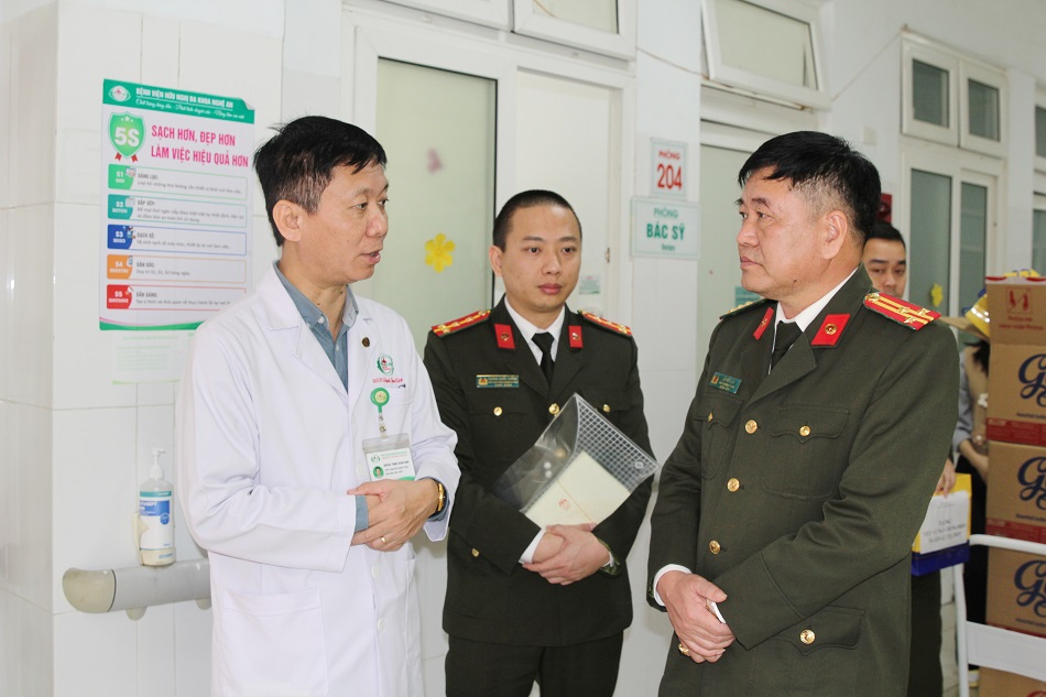    Đại diện Lãnh đạo bệnh viện Hữu nghị Đa khoa Nghệ An cảm ơn tình cảm, tinh thần “tương thân, tương ái” của cán bộ, chiến sĩ Công an Nghệ An trong các hoạt động an sinh xã hội, Tết vì người nghèo    