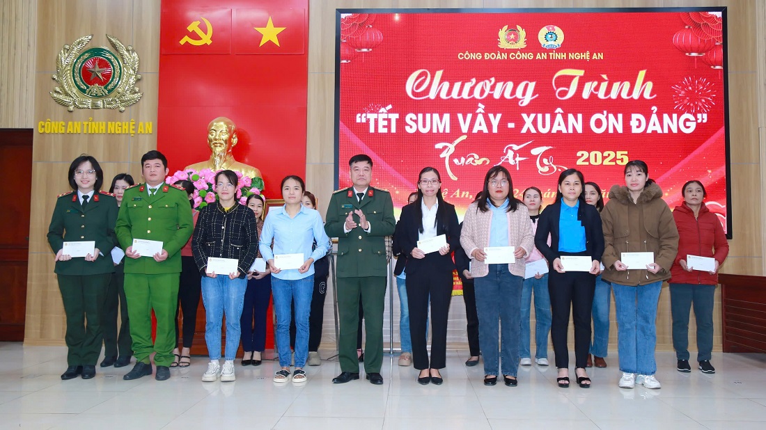 Trao quà Tết tặng các đoàn viên công đoàn có hoàn cảnh khó khăn