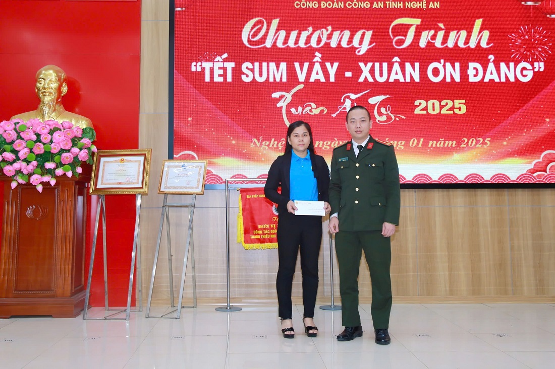 Trao quà tặng “con nuôi Công đoàn” là con của đoàn viên Công đoàn Phòng Hậu cần