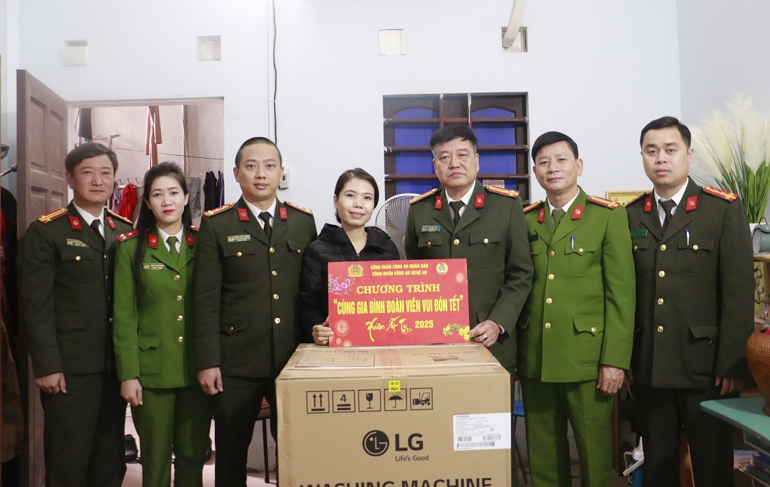 Thăm hỏi, trao quà của Công đoàn CAND tặng gia đình đoàn viên Công đoàn Phòng Cảnh sát cơ động có hoàn cảnh khó khăn