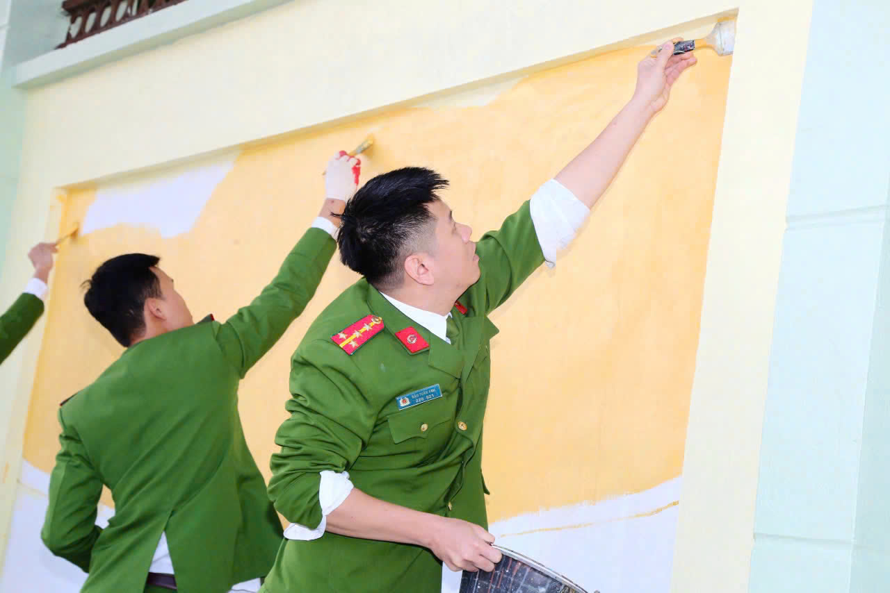 Đoàn viên, thanh niên Công an tỉnh tham gia vẽ phác thảo lên Công trình
