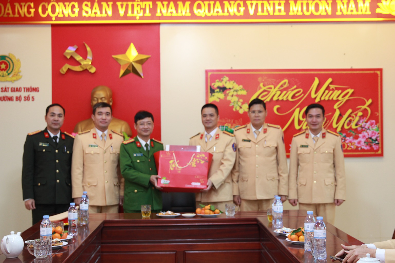Thăm, động viên, tặng quà CBCS Đội CSGT số 5 