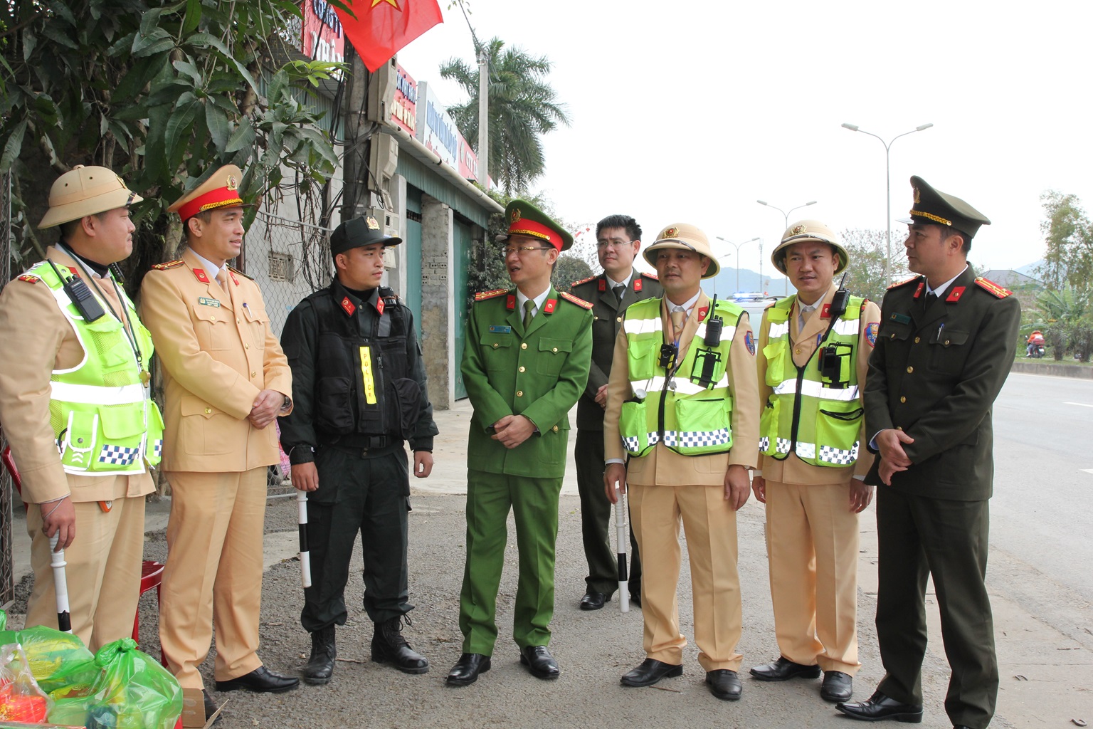 Thăm, tặng quà, động viên tinh thần từng CBCS tổ công tác Trạm CSGT Diễn Châu tại tuyến Quốc lộ 1A