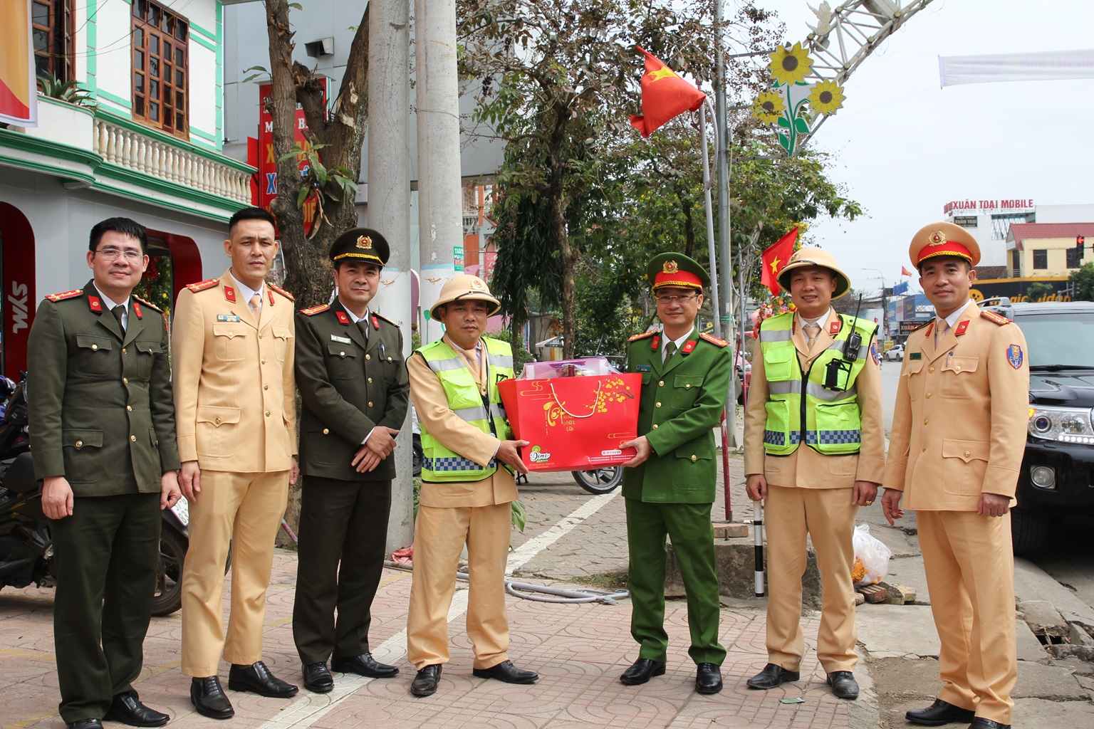 Thăm, tặng quà, động viên CBCS tổ công tác Đội CSGT Công an thị xã Thái Hòa
