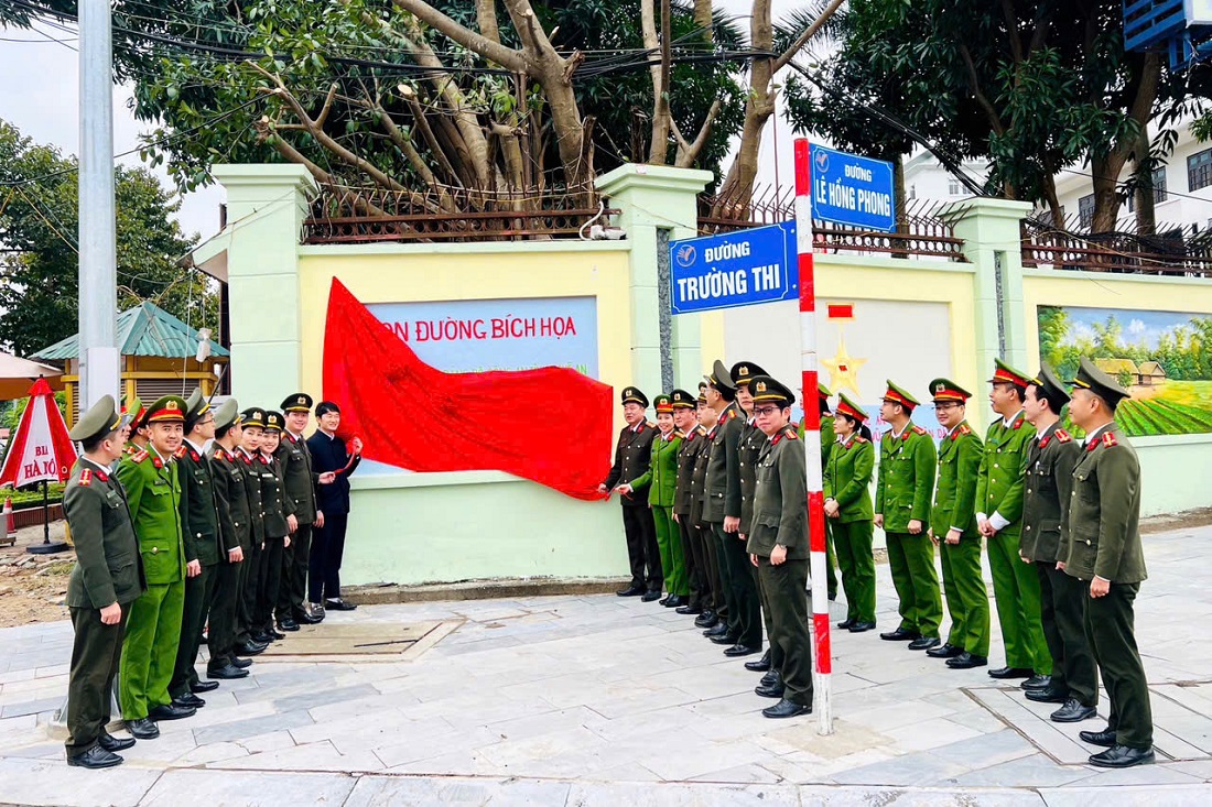 Các đại biểu thực hiện nghi thức khánh thành công trình “Con đường bích họa”