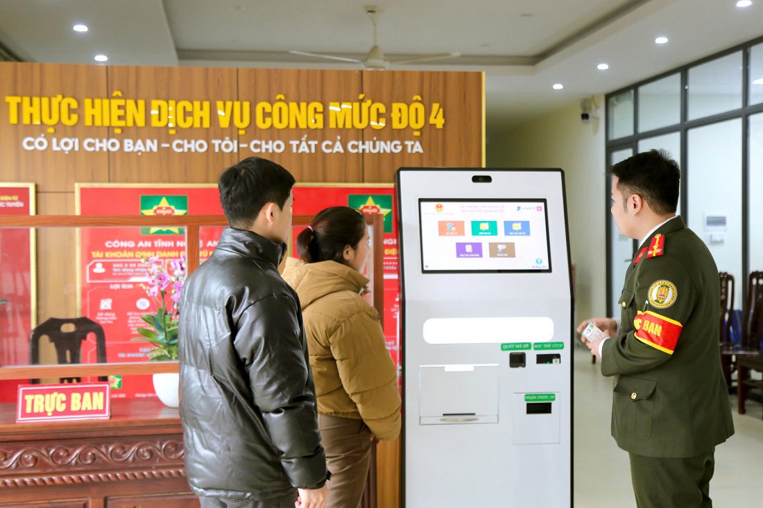 Các thủ tục về xuất nhập cảnh và giấy thông hành vẫn được cán bộ xử lí qua online trong dịp Tết