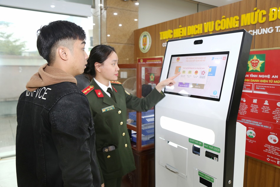 Cán bộ Phòng Quản lý xuất nhập cảnh hướng dẫn người dân các bước đăng ký cấp hộ chiếu trên Cổng Dịch vụ công Quốc gia