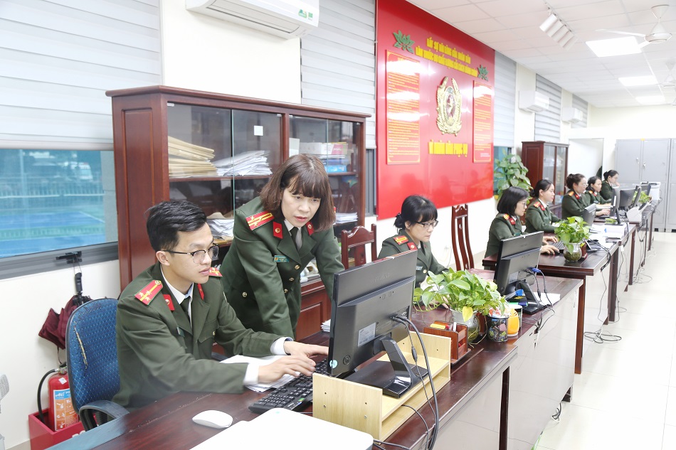 Người dân đăng ký cấp hộ chiếu online tăng cao nên Phòng Quản lý xuất nhập cảnh tăng cường kiểm tra, vận hành các trang thiết bị công nghệ thông tin, hệ thống phần mềm kỹ thuật để đảm bảo làm việc liên tục, thông suốt, không bị gián đoạn, phục vụ tốt nhất nhu cầu của công dân   