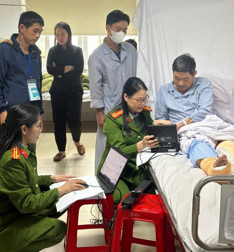 Tổ công tác lưu động Phòng Cảnh sát Quản lý hành chính về trật tự xã hội đến các bệnh viện làm căn cước cho bệnh nhân mà căn cước đã hết hạn để kịp làm thủ tục tại bệnh viện 
