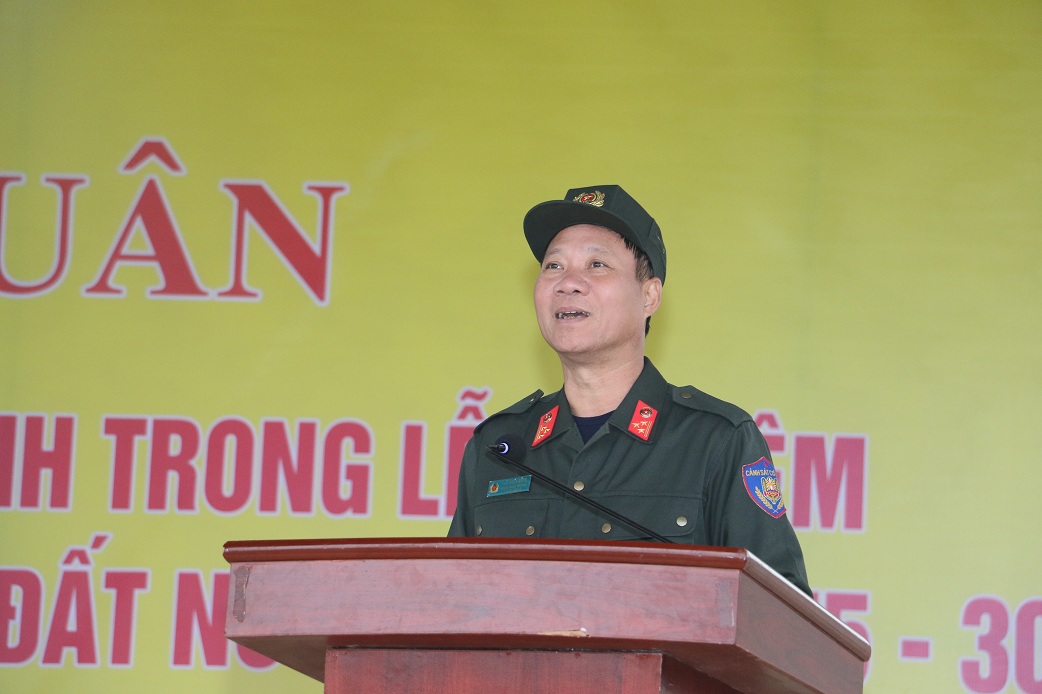 Đồng chí Thượng tá Thái Doãn Bằng, Trung đoàn trưởng Trung đoàn Cảnh sát cơ động Bắc Trung bộ phát biểu tại lễ xuất quân