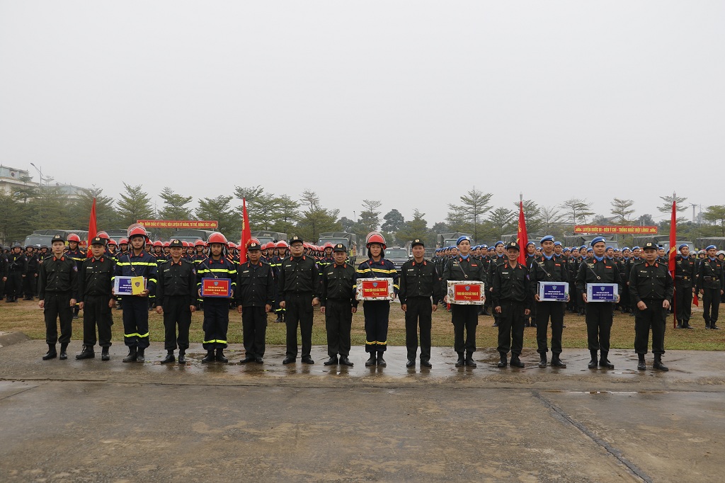 Các đại biểu chúc mừng các đồng chí lên đường làm nhiệm vụ