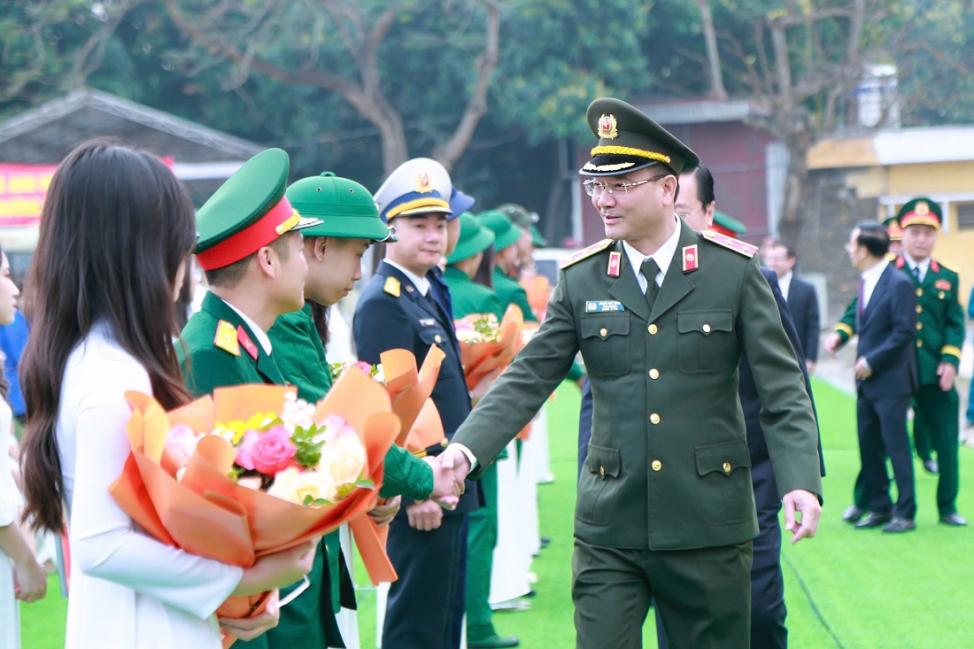 Đồng chí Trung tướng Phạm Thế Tùng, Thứ trưởng Bộ Công an và đồng chí Thiếu tướng Bùi Quang Thanh, Ủy viên Ban Thường vụ Tỉnh ủy, Bí thư Đảng ủy, Giám đốc Công an tỉnh tặng hoa và động viên các tân binh lên đường nhập ngũ