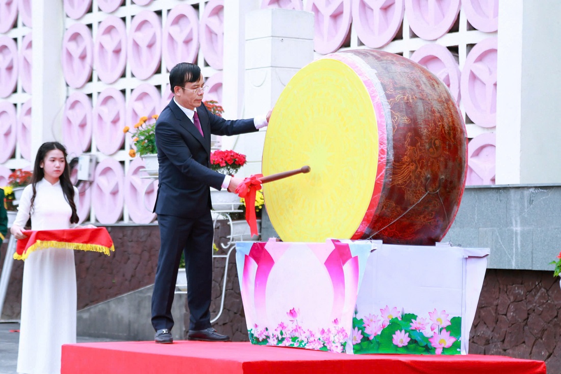 Đồng chí Phan Đức Đồng, Ủy viên Ban Thường vụ Tỉnh ủy, Bí thư Thành ủy và đồng chí Trần Ngọc Tú, Chủ tịch UBND thành phố gióng trống, đốt đuốc truyền thống, đánh dấu sự khởi đầu của ngày hội lớn của quân dân thành phố Vinh