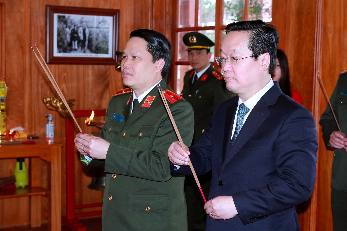 Các đồng chí: Trung tướng Phạm Thế Tùng, Thứ trưởng Bộ Công an; Nguyễn Đức Trung, Bí thư Tỉnh ủy và Thiếu tướng Bùi Quang Thanh, Ủy viên Ban Thường vụ Tỉnh ủy, Bí thư Đảng ủy, Giám đốc Công an tỉnh dâng hương tưởng niệm Chủ tịch Hồ Chí Minh tại Nhà tưởng niệm Người trong khuôn viên Công an tỉnh Nghệ An