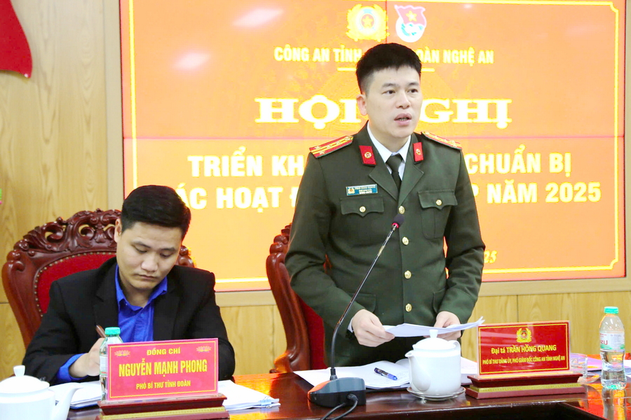 Đồng chí Đại tá Trần Hồng Quang, Phó Bí thư Đảng ủy, Phó Giám đốc Công an tỉnh phát biểu tại Hội Nghị