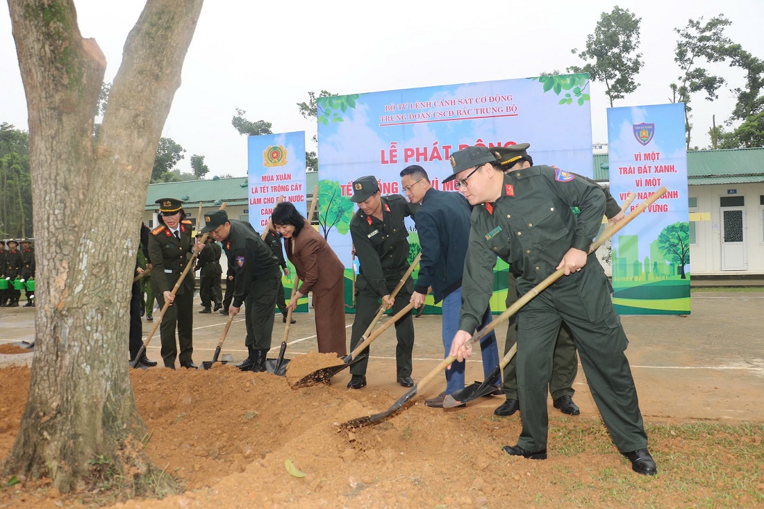Các đại biểu trồng cây tại khuôn viên đơn vị
