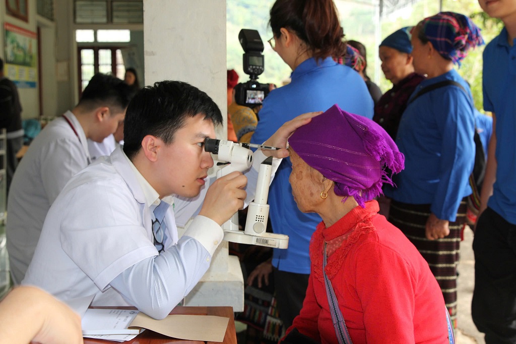 Hơn 300 người dân được khám bệnh, phát thuốc miễn phí 