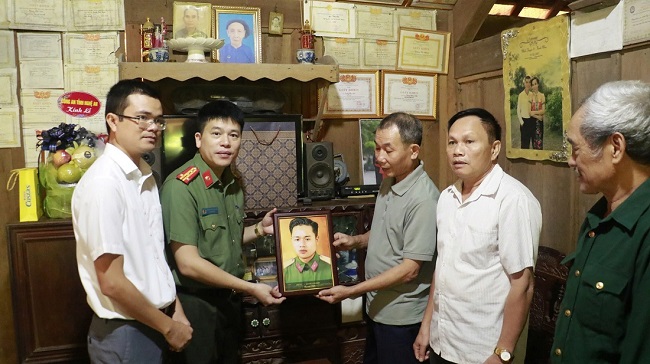 Đại tá Trần Hồng Quang, Phó Giám đốc Công an tỉnh Nghệ An đến nhà trực tiếp trao di ảnh Liệt sĩ tặng thân nhân; đồng thời, ân cần thăm hỏi, động viên từng gia đình  