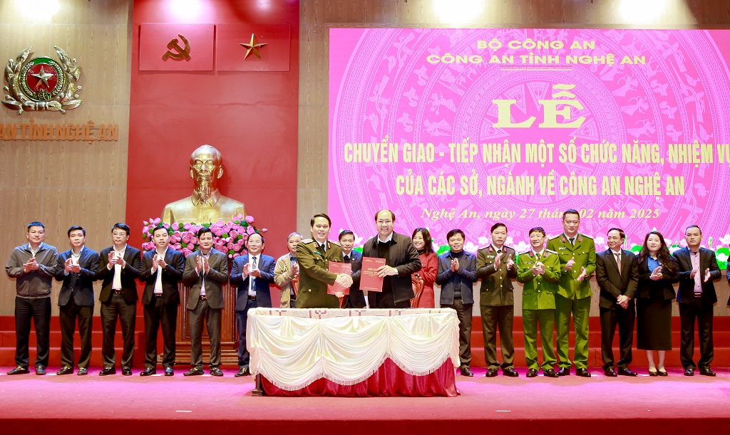 Đồng chí Giám đốc Công an tỉnh và đại diện lãnh đạo các sở, ngành, địa phương ký biên bản bàn giao chức năng, nhiệm vụ