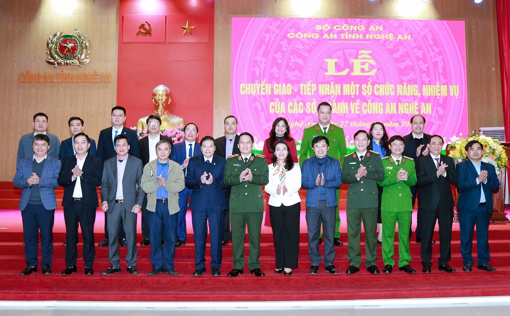 Các đại biểu chụp ảnh lưu niệm sau Lễ ký kết