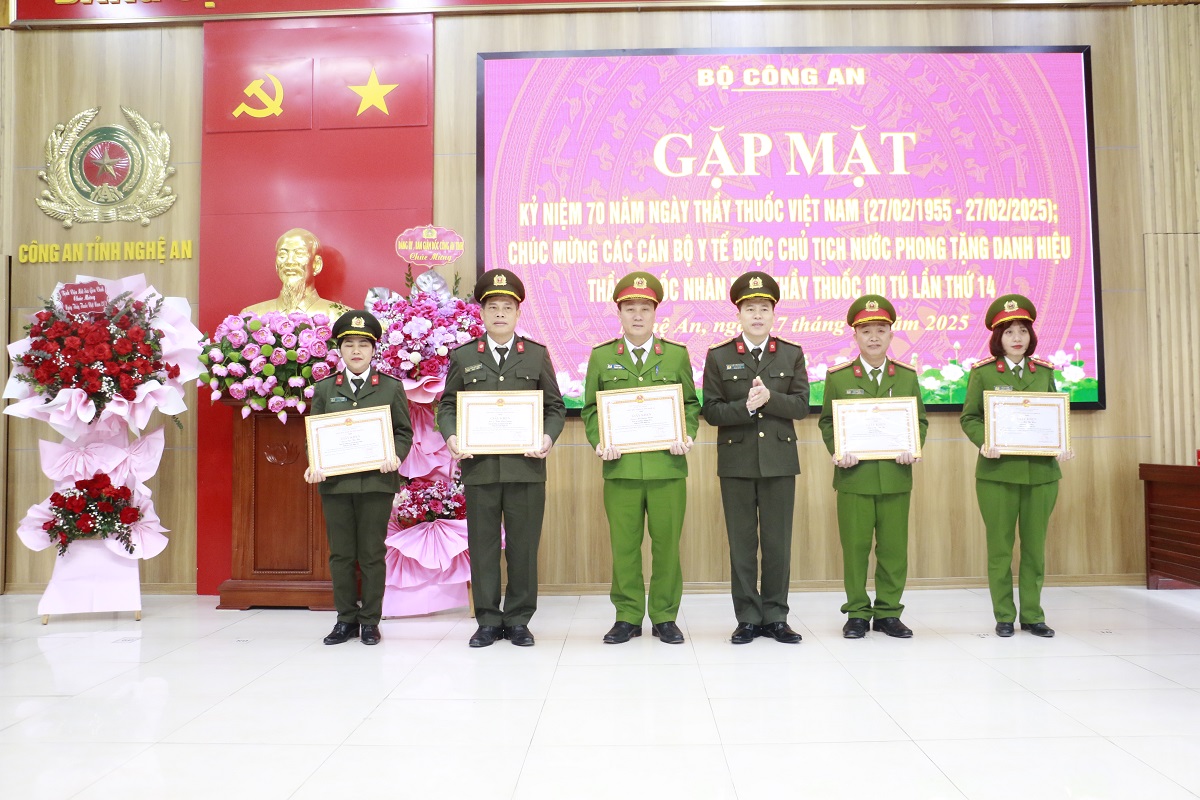 Đồng chí Đại tá Trần Hồng Quang - Phó Bí thư Đảng ủy, Phó Giám đốc Công an tỉnh trao Giấy khen của Giám đốc Công an tỉnh tặng các cá nhân có thành tích xuất sắc trong thực hiện phong trào thi đua lập thành tích chào mừng kỷ niệm 70 năm Ngày Thầy thuốc Việt Nam