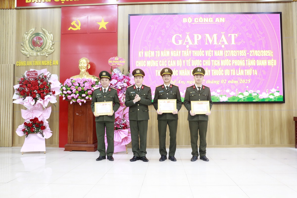 Đồng chí Đại tá Trần Hồng Quang - Phó Bí thư Đảng ủy, Phó Giám đốc Công an tỉnh trao Giấy khen của Giám đốc Sở Y tế tặng các tập thể, cá nhân có thành tích xuất sắc trong công tác phòng, chống dịch bệnh, bảo vệ, chăm sóc sức khỏe cho CBCS và Nhân dân