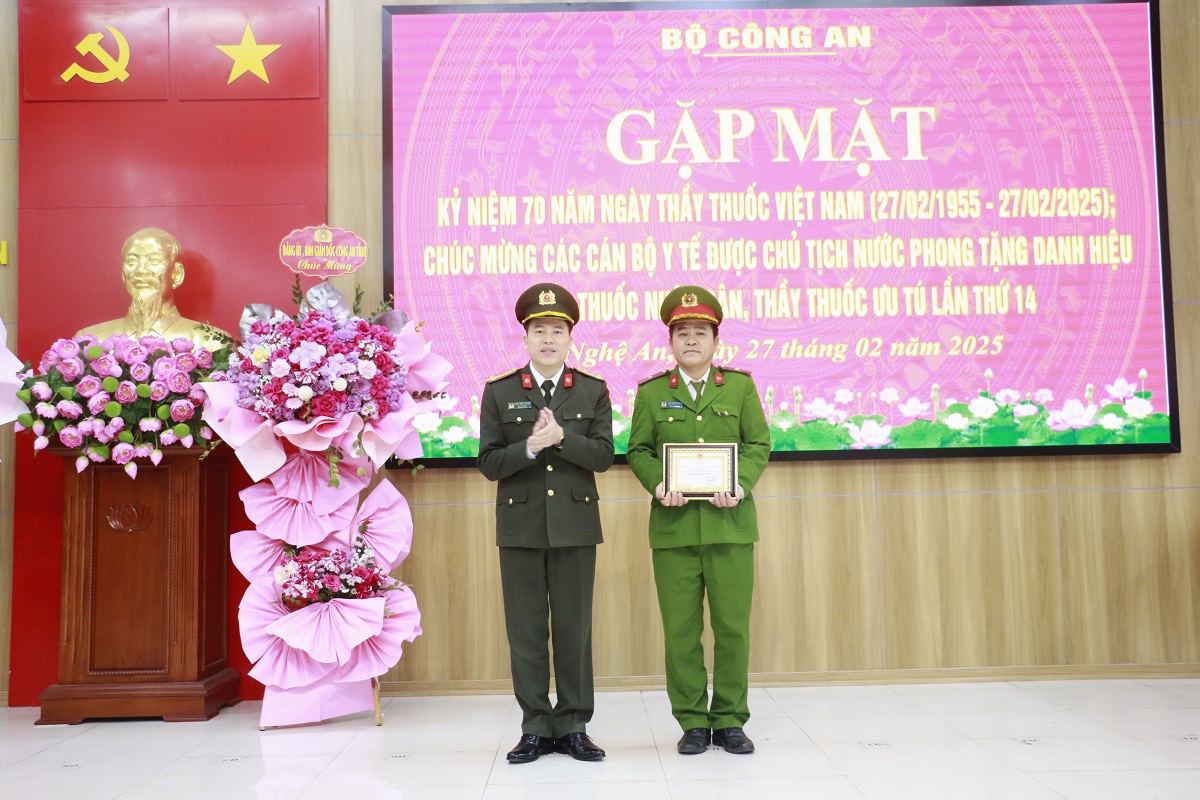Đồng chí Đại tá Trần Hồng Quang - Phó Bí thư Đảng ủy, Phó Giám đốc Công an tỉnh trao Kỷ niệm chương “Vì sức khỏe Nhân dân” cho cá nhân vì đã có nhiều thành tích đóng góp cho sự nghiệp bảo vệ, chăm sóc và nâng cao sức khỏe Nhân dân