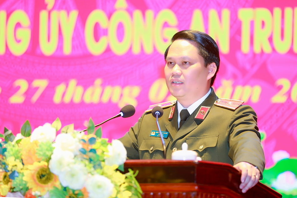 Đồng chí Thiếu tướng Bùi Quang Thanh, Ủy viên Ban Thường vụ Tỉnh ủy, Bí thư Đảng ủy, Giám đốc Công an tỉnh phát biểu tại buổi lễ