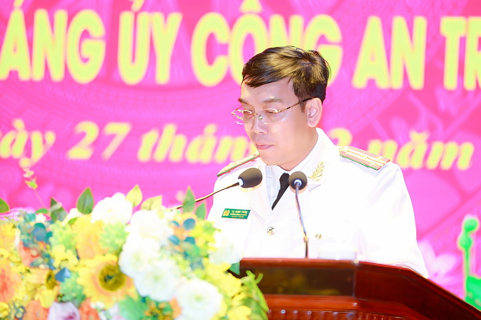 Đồng chí Thượng tá Tạ Đình Tuấn, Trưởng Công an huyện Quỳnh Lưu đại diện các đồng chí Lãnh đạo cấp phòng, Công an cấp huyện được điều động theo Đề án của Đảng ủy Công an trung ương phát biểu