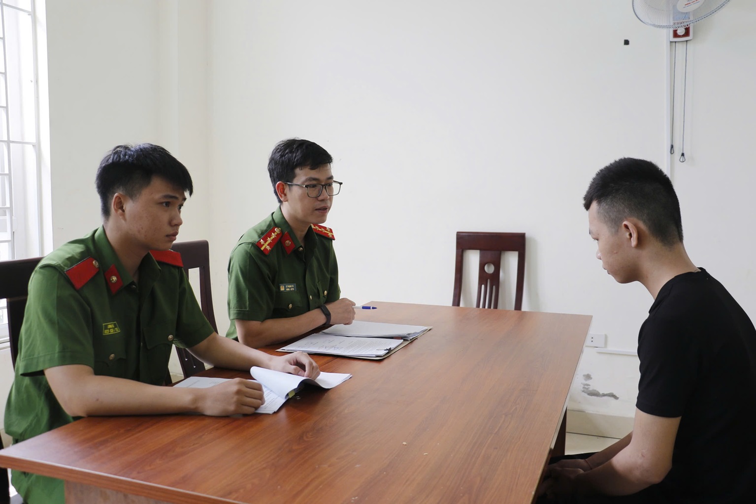 Cơ quan Công an lấy lời khai đối tượng trong vụ án triệt xóa đường dây lừa đảo chiếm đoạt tài sản xuyên quốc gia tại đặc khu kinh tế “Tam Giác Vàng” thuộc tỉnh Bokeo, nước CHDCND Lào