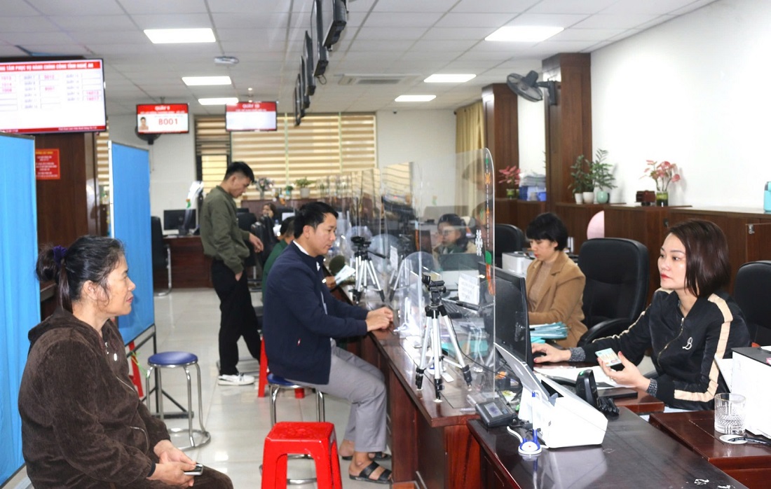 Người dân làm thủ tục cấp đổi GPLX tại khu vực giải quyết thủ tục hành chính của Sở Giao thông vận tải tại Trung tâm Phục vụ hành chính công tỉnh 