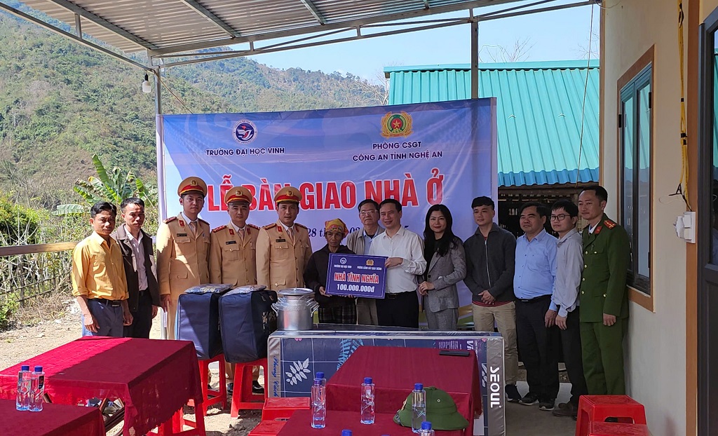 Đại diện Phòng Cảnh sát giao thông Công an tỉnh và trường Đại học Vinh cùng đại diện Lãnh đạo huyện Kỳ Sơn trao nhà ở tặng gia đình chị Moong Thị Nga	 