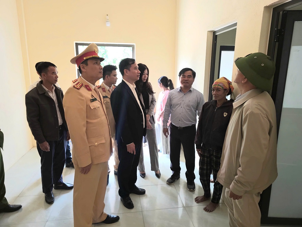 Đại diện Phòng Cảnh sát giao thông Công an tỉnh, trường Đại học Vinh cùng đại diện Lãnh đạo huyện Kỳ Sơn và chị Moong Thị Nga trong ngôi nhà mới