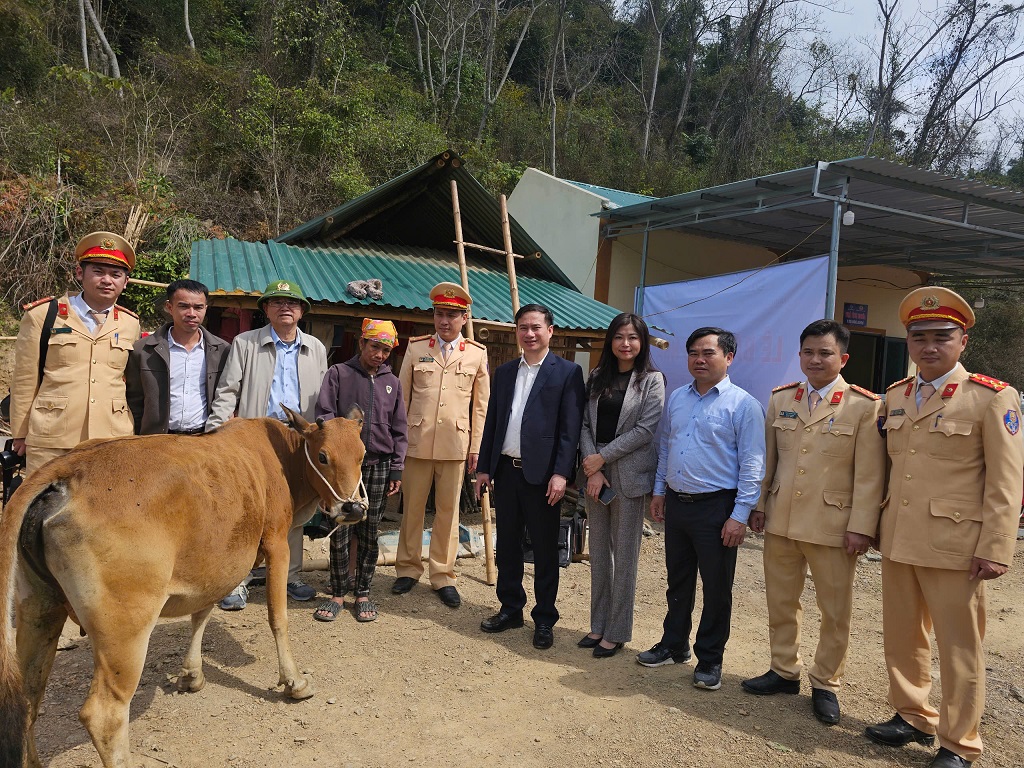  Dịp này, đoàn của đồng chí Thiếu tướng Võ Trọng Thanh – nguyên Giám đốc Công an tỉnh Nghệ An tặng gia đình chị Moong Thị Nga suất quà gồm: 01 con bò giống và nhiều vật dụng, nhu yếu phẩm sinh hoạt khác với số tiền 20 triệu đồng 