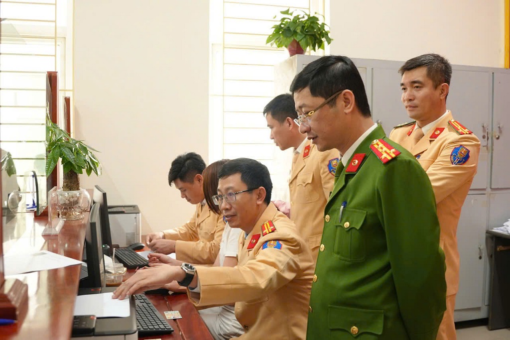 Đại tá Trần Ngọc Tuấn - Phó Giám đốc Công an tỉnh kiển tra, chỉ đạo vận hành bộ phận cấp đổi giấy phép lái xe tại bộ phận một cửa Phòng Cảnh sát giao thông